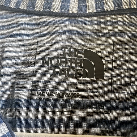 North Face two tone blue short sleeve button down. - Picture 4 of 4